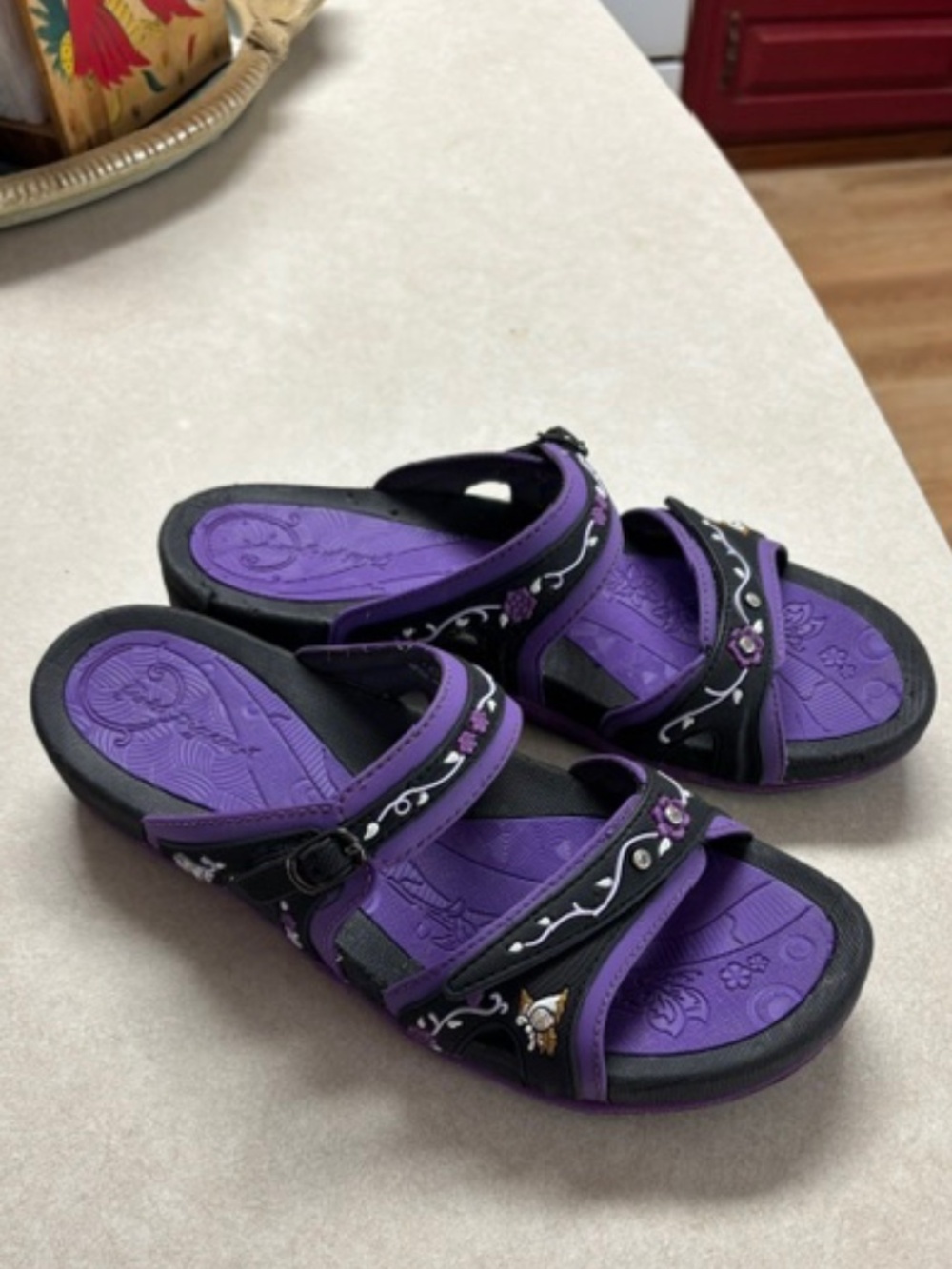 Gold Pigeons Sandals SZ-30- See description and photo